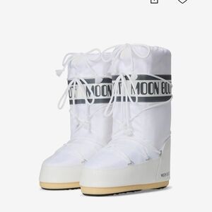 NWT Moon Boot Women's White and Gray Winter Boots US SZ 7, NEVER WORN in Perfect
